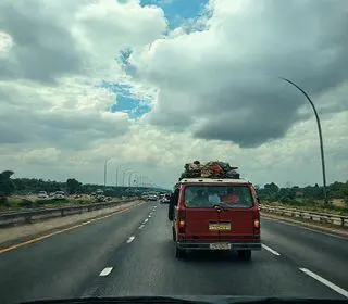 van com 42 passageiros