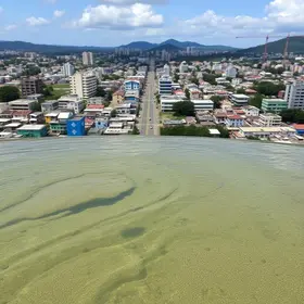 água Crystal contaminada