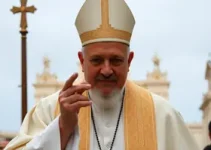 padre Françoá Costa excomungado